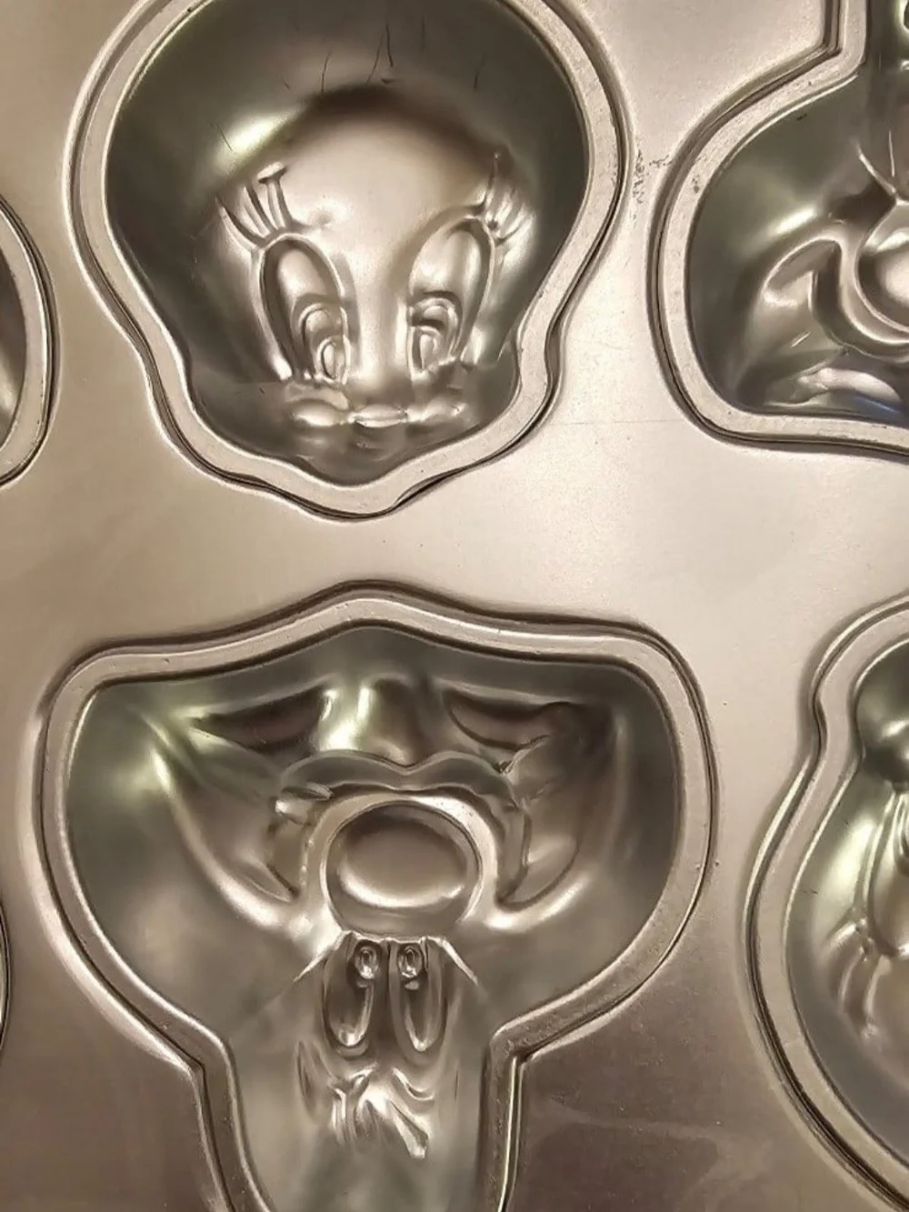 VTG 1994 Wilton Warner Bros Tweety & Sylvester Muffin Cake Mold Pan 6 Cavity